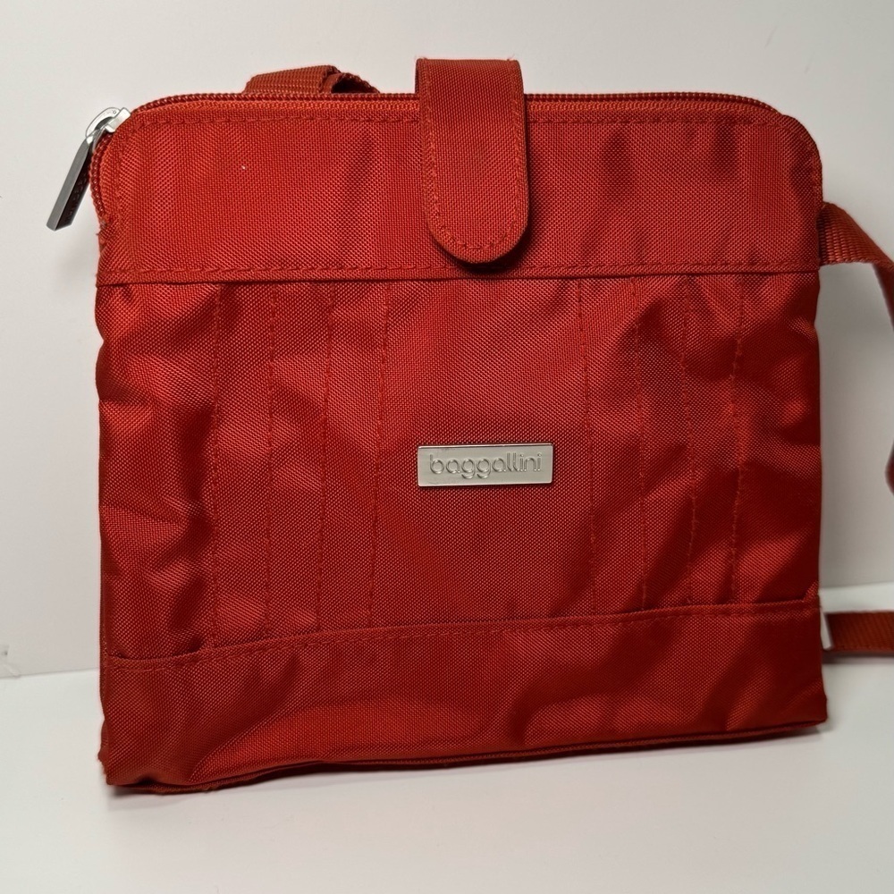 Baggallini Small burnt orange Multi Pocket Crossbody purse in great condition